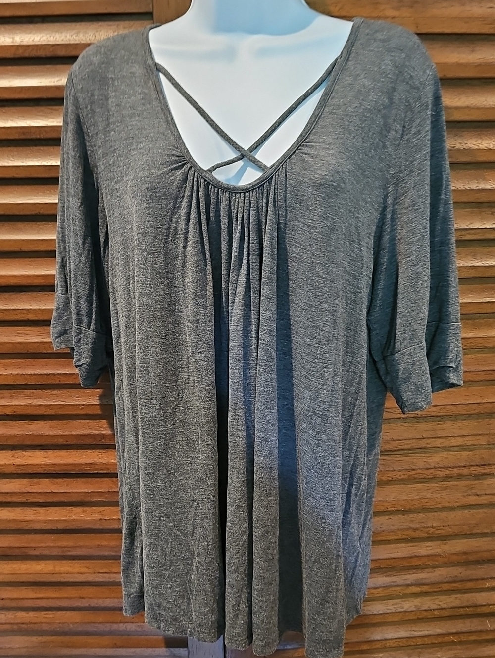 Crisscross Scoop Neck Short Sleeve Top in Charcoal Gray
